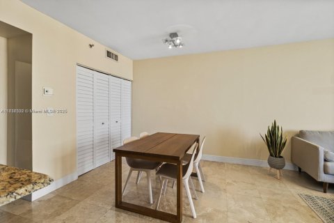 Condo in Miami, Florida, 1 bedroom  № 1823551 - photo 6