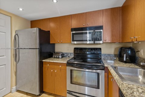 Condo in Miami, Florida, 1 bedroom  № 1823551 - photo 13
