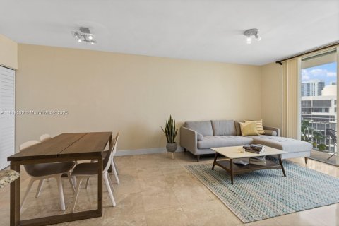 Condo in Miami, Florida, 1 bedroom  № 1823551 - photo 16