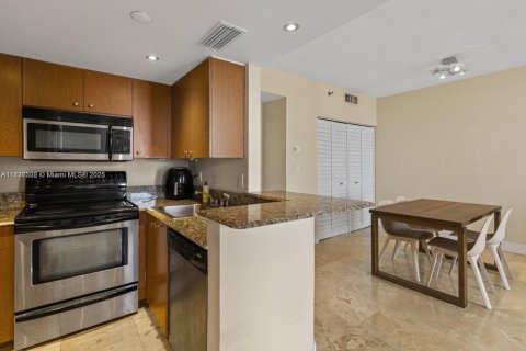 Condo in Miami, Florida, 1 bedroom  № 1823551 - photo 11