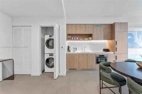 Condo in Miami, Florida, 1 bedroom  № 2035509 - photo 6