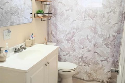 House in Saint Petersburg, Florida 4 bedrooms, 155.33 sq.m. № 1915696 - photo 19