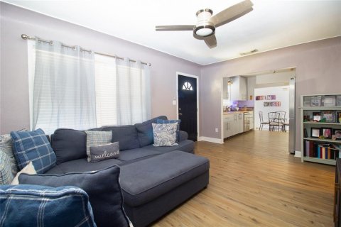 House in Saint Petersburg, Florida 4 bedrooms, 155.33 sq.m. № 1915696 - photo 8