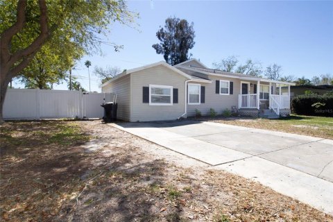 House in Saint Petersburg, Florida 4 bedrooms, 155.33 sq.m. № 1915696 - photo 4