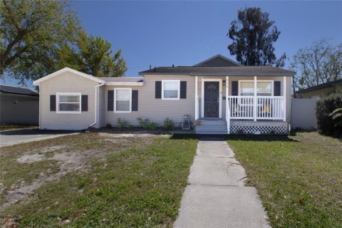 House in Saint Petersburg, Florida 4 bedrooms, 155.33 sq.m. № 1915696 - photo 5