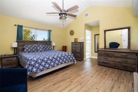 House in Saint Petersburg, Florida 4 bedrooms, 155.33 sq.m. № 1915696 - photo 25