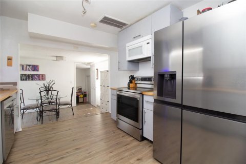 House in Saint Petersburg, Florida 4 bedrooms, 155.33 sq.m. № 1915696 - photo 9