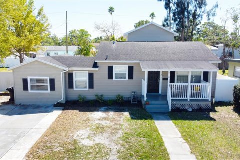 House in Saint Petersburg, Florida 4 bedrooms, 155.33 sq.m. № 1915696 - photo 2