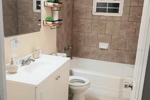 House in Saint Petersburg, Florida 4 bedrooms, 155.33 sq.m. № 1915696 - photo 20