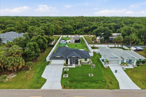 Casa en Port Charlotte, Florida 3 dormitorios № 2272424