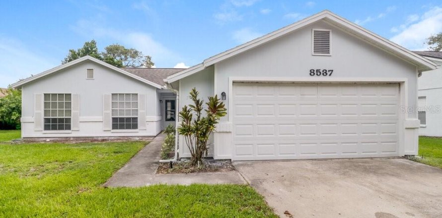 House in Hudson, Florida 3 bedrooms, 116.87 sq.m. № 2403606