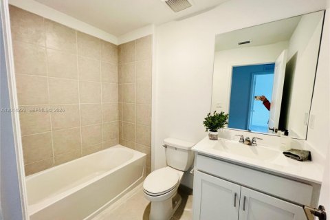 Townhouse in Lake Worth, Florida 3 bedrooms, 157 sq.m. № 2076222 - photo 10
