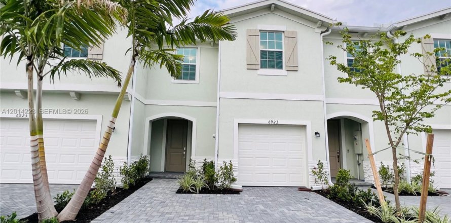 Townhouse in Lake Worth, Florida 3 bedrooms, 157 sq.m. № 2076222