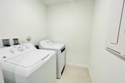 Townhouse in Lake Worth, Florida 3 bedrooms, 157 sq.m. № 2076222 - photo 9