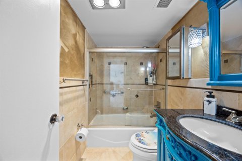 Condo in Hallandale Beach, Florida, 1 bedroom № 2187995 - photo 26