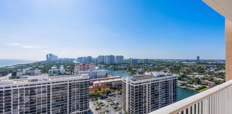 Condo in Hallandale Beach, Florida, 1 bedroom № 2187995