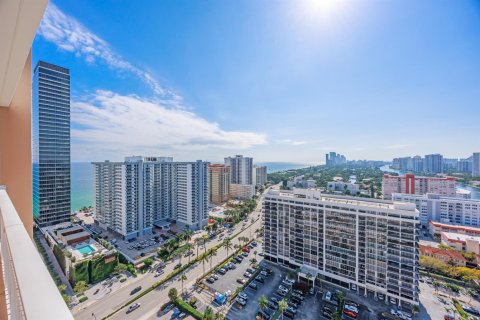 Condo in Hallandale Beach, Florida, 1 bedroom № 2187995 - photo 4