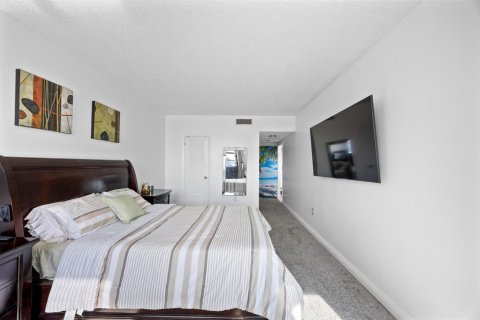 Condo in Hallandale Beach, Florida, 1 bedroom № 2187995 - photo 24