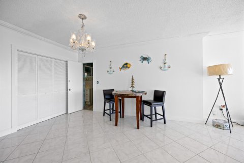 Condo in Hallandale Beach, Florida, 1 bedroom № 2187995 - photo 13