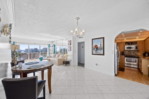 Condo in Hallandale Beach, Florida, 1 bedroom № 2187995 - photo 10