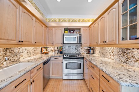 Condo in Hallandale Beach, Florida, 1 bedroom № 2187995 - photo 19