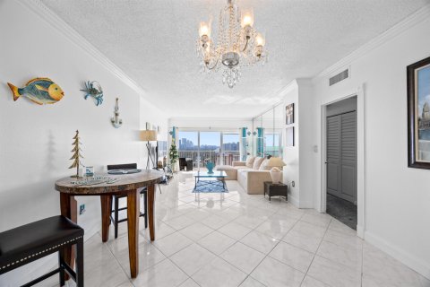 Condo in Hallandale Beach, Florida, 1 bedroom № 2187995 - photo 11