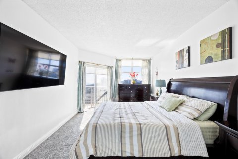 Condo in Hallandale Beach, Florida, 1 bedroom № 2187995 - photo 22
