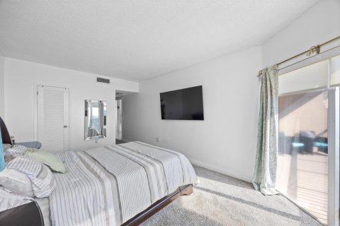 Condo in Hallandale Beach, Florida, 1 bedroom № 2187995 - photo 25