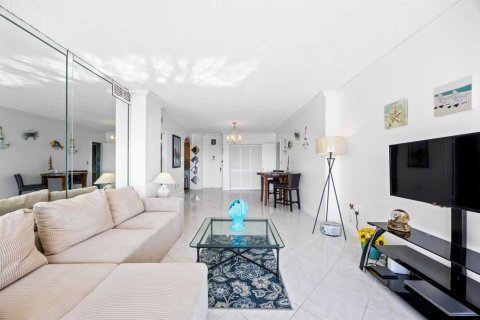 Condo in Hallandale Beach, Florida, 1 bedroom № 2187995 - photo 9