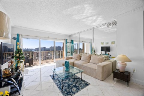 Condo in Hallandale Beach, Florida, 1 bedroom № 2187995 - photo 6
