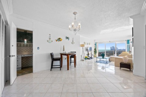 Condo in Hallandale Beach, Florida, 1 bedroom № 2187995 - photo 12