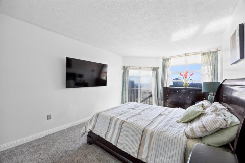Condo in Hallandale Beach, Florida, 1 bedroom № 2187995 - photo 23