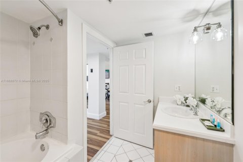 Condo in Miami, Florida, 1 bedroom  № 1938882 - photo 13