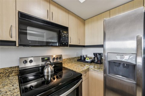 Condo in Miami, Florida, 1 bedroom  № 1938882 - photo 11
