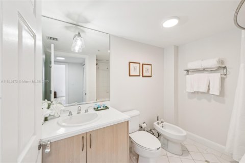 Condo in Miami, Florida, 1 bedroom  № 1938882 - photo 14