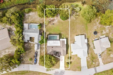 House in Weeki Wachee, Florida 3 bedrooms, 158.68 sq.m. № 2151104 - photo 2