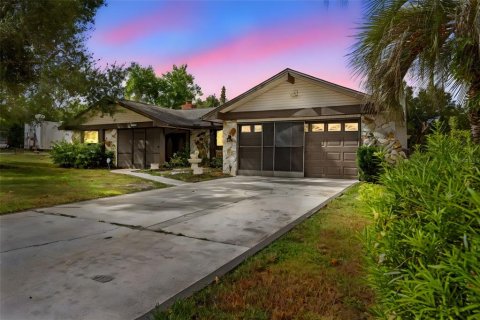 House in Weeki Wachee, Florida 3 bedrooms, 158.68 sq.m. № 2151104 - photo 13