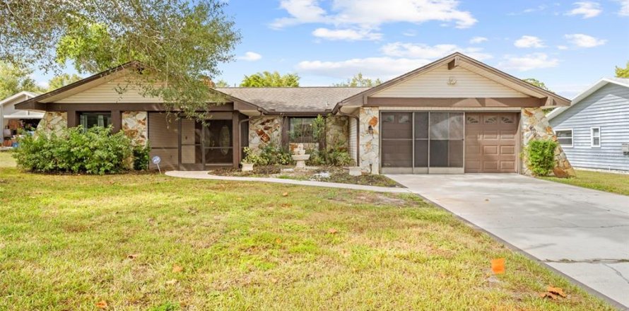 House in Weeki Wachee, Florida 3 bedrooms, 158.68 sq.m. № 2151104