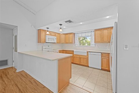 House in Weeki Wachee, Florida 3 bedrooms, 158.68 sq.m. № 2151104 - photo 15