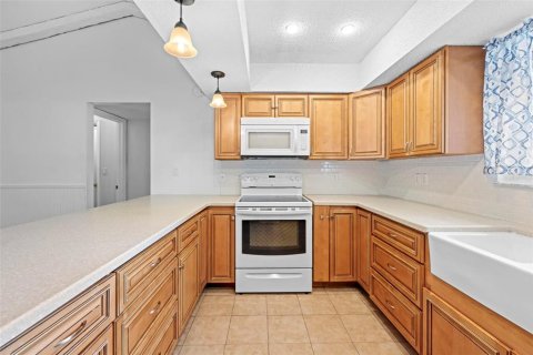 House in Weeki Wachee, Florida 3 bedrooms, 158.68 sq.m. № 2151104 - photo 20