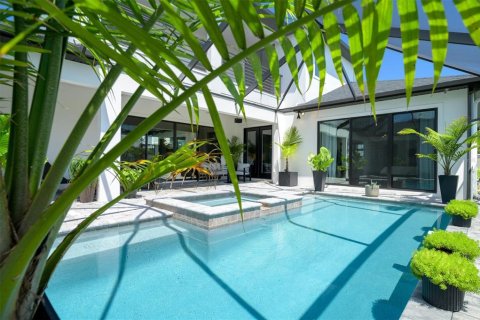 House in San Antonio, Florida 5 bedrooms, 303.88 sq.m. № 1915416 - photo 19