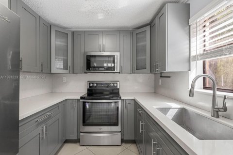 Copropriété à vendre à Hialeah, Floride: 3 chambres, 106 m2 № 2168696 - photo 12