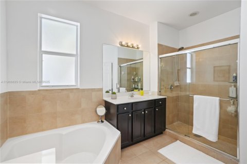 Villa ou maison à vendre à Miami, Floride: 4 chambres, 233.37 m2 № 1965052 - photo 24