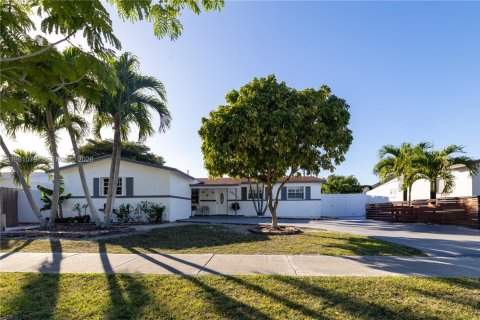 Villa ou maison à Cutler Bay, Floride 3 chambres, 155.15 m2 № 2090727