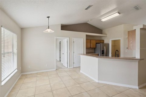 Villa ou maison à louer à Clermont, Floride: 4 chambres, 183.39 m2 № 2318887 - photo 4