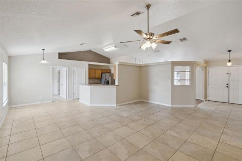 Villa ou maison à louer à Clermont, Floride: 4 chambres, 183.39 m2 № 2318887 - photo 2