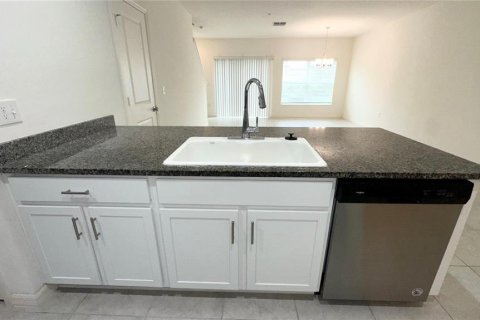 Townhouse in LANDINGS AT RIVERBEND TOWNHOMES in Sanford, Florida 3 bedrooms, 137.4 sq.m. № 2277693 - photo 6