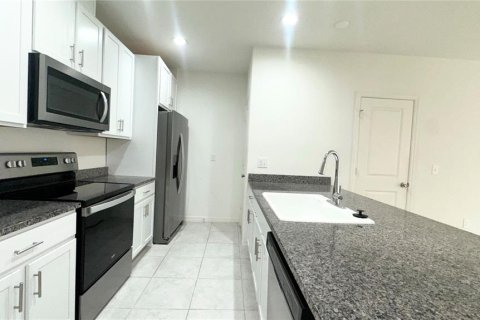 Townhouse in LANDINGS AT RIVERBEND TOWNHOMES in Sanford, Florida 3 bedrooms, 137.4 sq.m. № 2277693 - photo 3