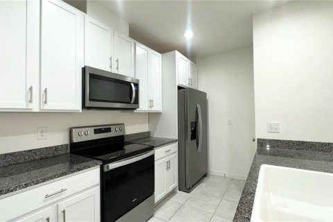 Townhouse in LANDINGS AT RIVERBEND TOWNHOMES in Sanford, Florida 3 bedrooms, 137.4 sq.m. № 2277693 - photo 4