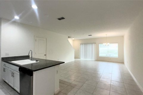 Townhouse in LANDINGS AT RIVERBEND TOWNHOMES in Sanford, Florida 3 bedrooms, 137.4 sq.m. № 2277693 - photo 2